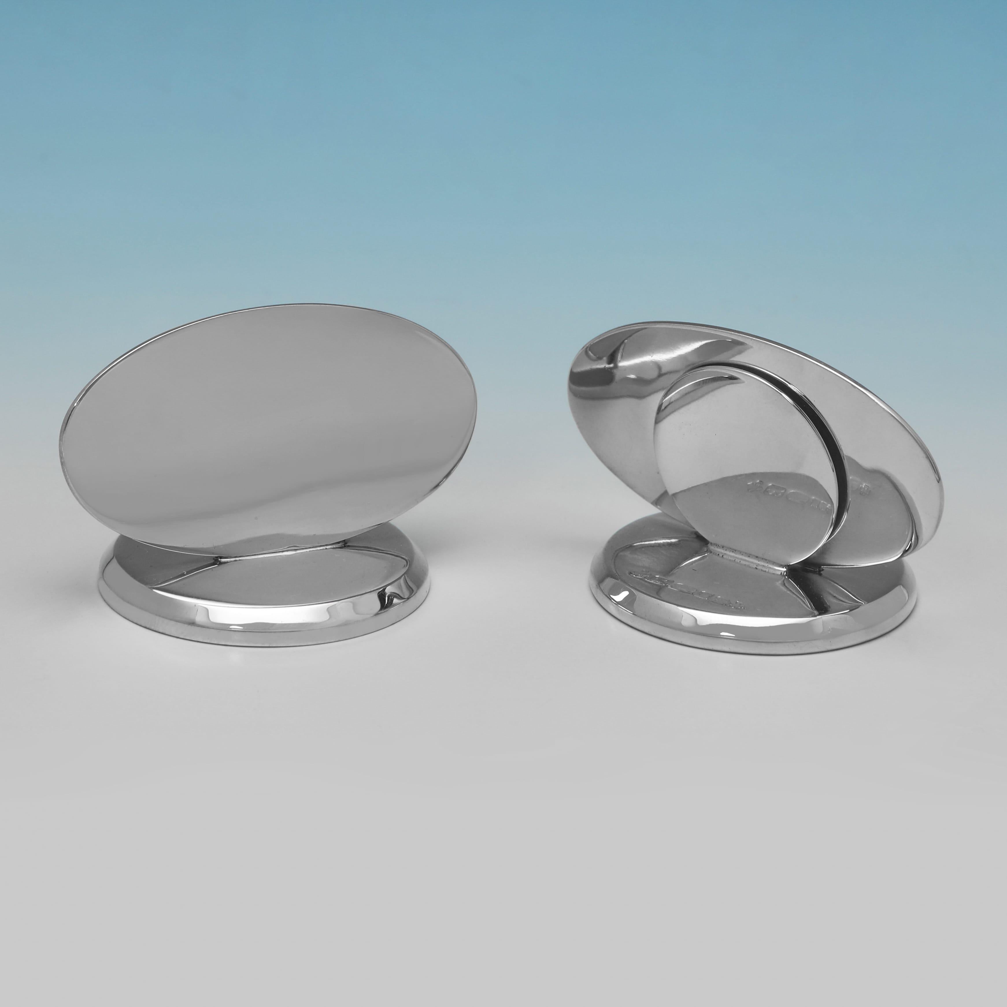 Marcado en Londres en 2000 por Marlow Brothers, este juego de 8 portavasos de plata de ley de Isabel II tiene forma ovalada y un diseño sencillo pero elegante. Cada una mide 3,5 cm de alto, 5 cm de ancho y 4 cm de profundidad, y todas juntas pesan