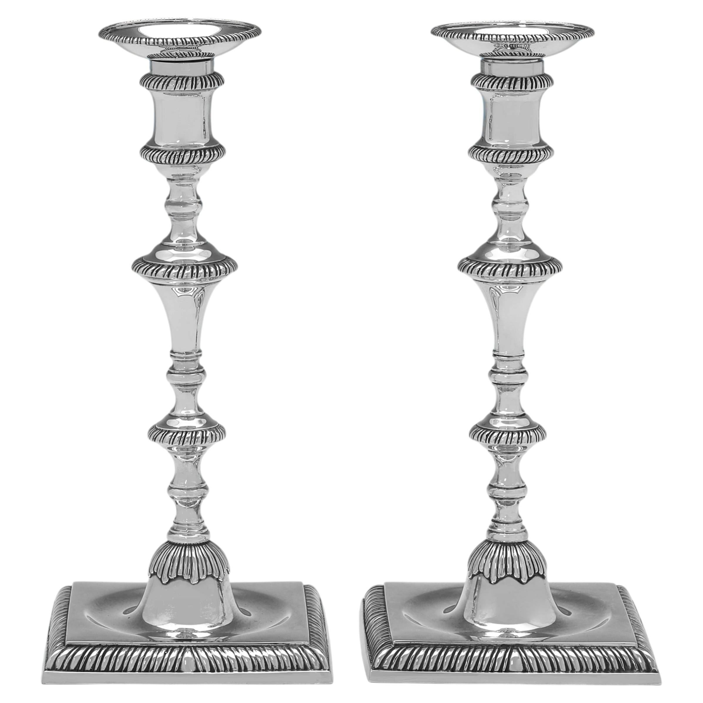 Paire de chandeliers en argent Sterling Elizabeth II par S.J. Phillips, 2004 en vente