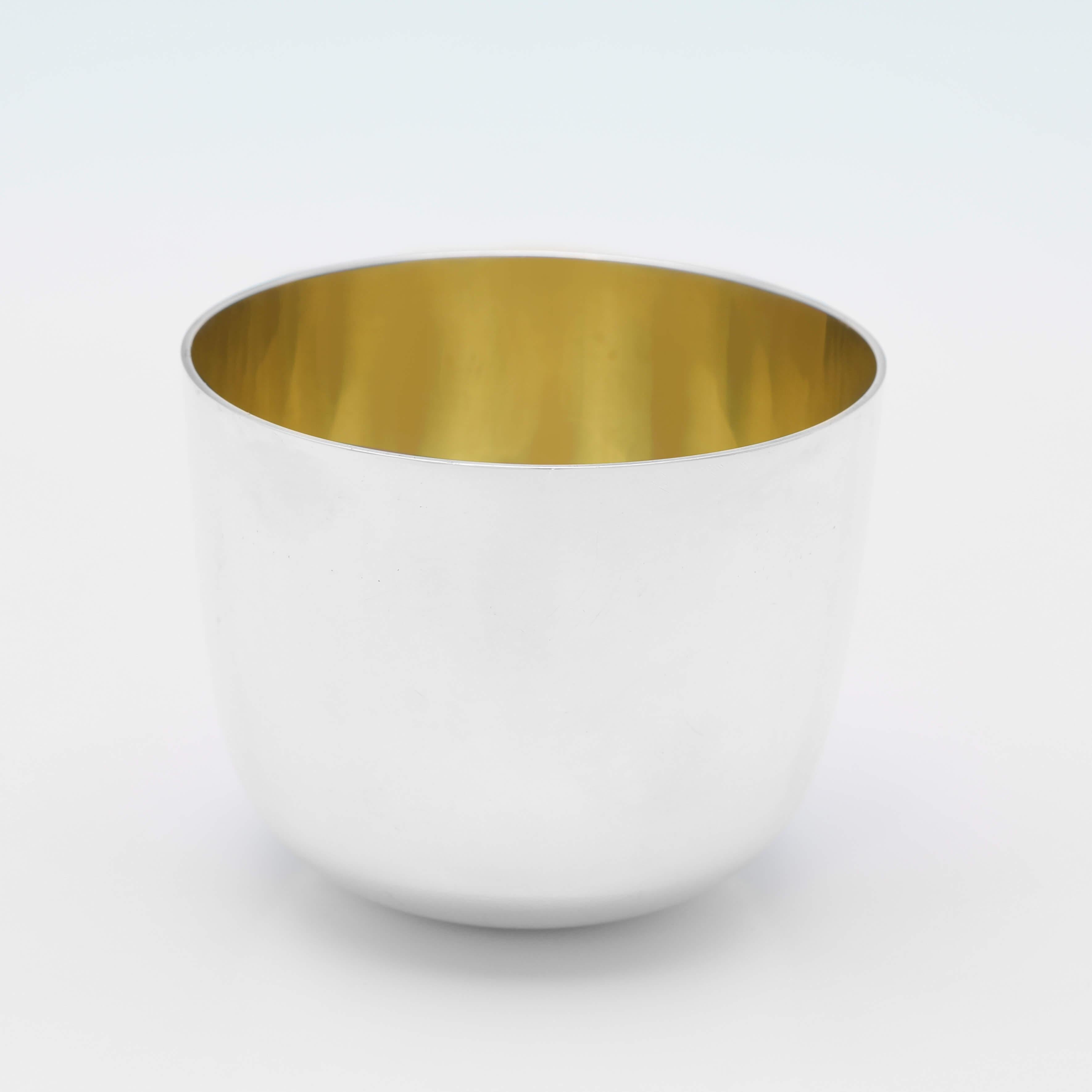 Hallmarked in London in 1988 by C. J. Vander, this handsome, Sterling Silver Tumbler Cup, is of traditional form and features a gilt interior. 

The tumbler cup measures 2.5