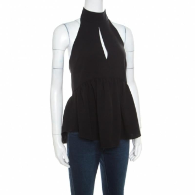 Eleva il tuo guardaroba da sera con questo top di Elizabeth & James. È realizzato in tessuto nero con un elegante scollo ad aletta. Questo top senza schienale, caratterizzato da un ritaglio sul davanti e da un leggero effetto peplo, darà una