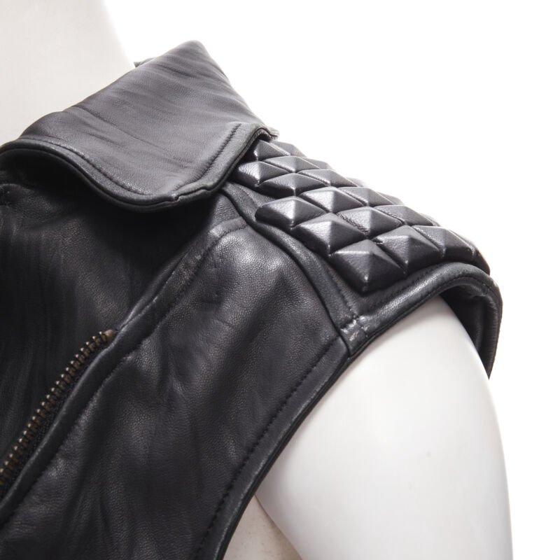 ELIZABETH JAMES chaqueta de cuero negro con tachuelas cuadradas XS
Referencia: ANWU/A00688
Marca: Elizabeth & James
Material: Piel
Color: Negro
Patrón: Sólido
Cierre: cremallera
Detalles adicionales: Tachuelas cuadradas tonales envueltas en piel.