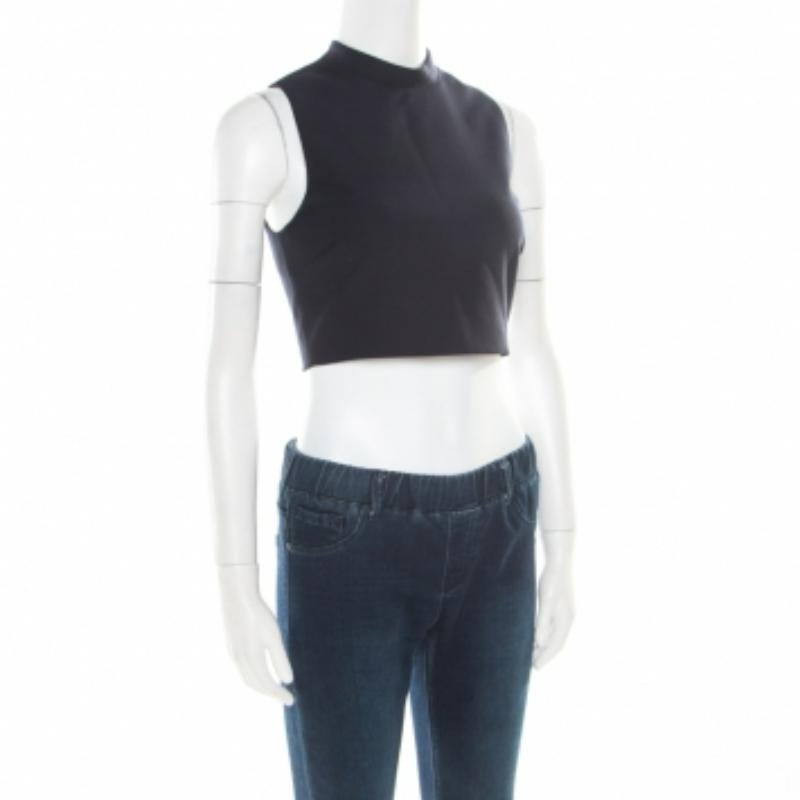 Ogni donna deve avere almeno un crop top nell'armadio perché è utile soprattutto con i pantaloni e le gonne a vita alta. Questo capo blu navy di Elizabeth & James è realizzato in maglia elasticizzata per garantirti il massimo comfort.