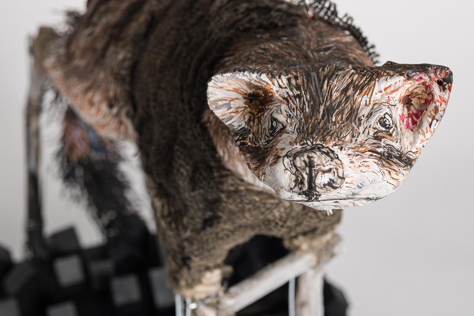Gran escultura de marsupial carnívoro extinto: 'Luna de Thylacine - Sculpture Contemporáneo de Elizabeth Jordan