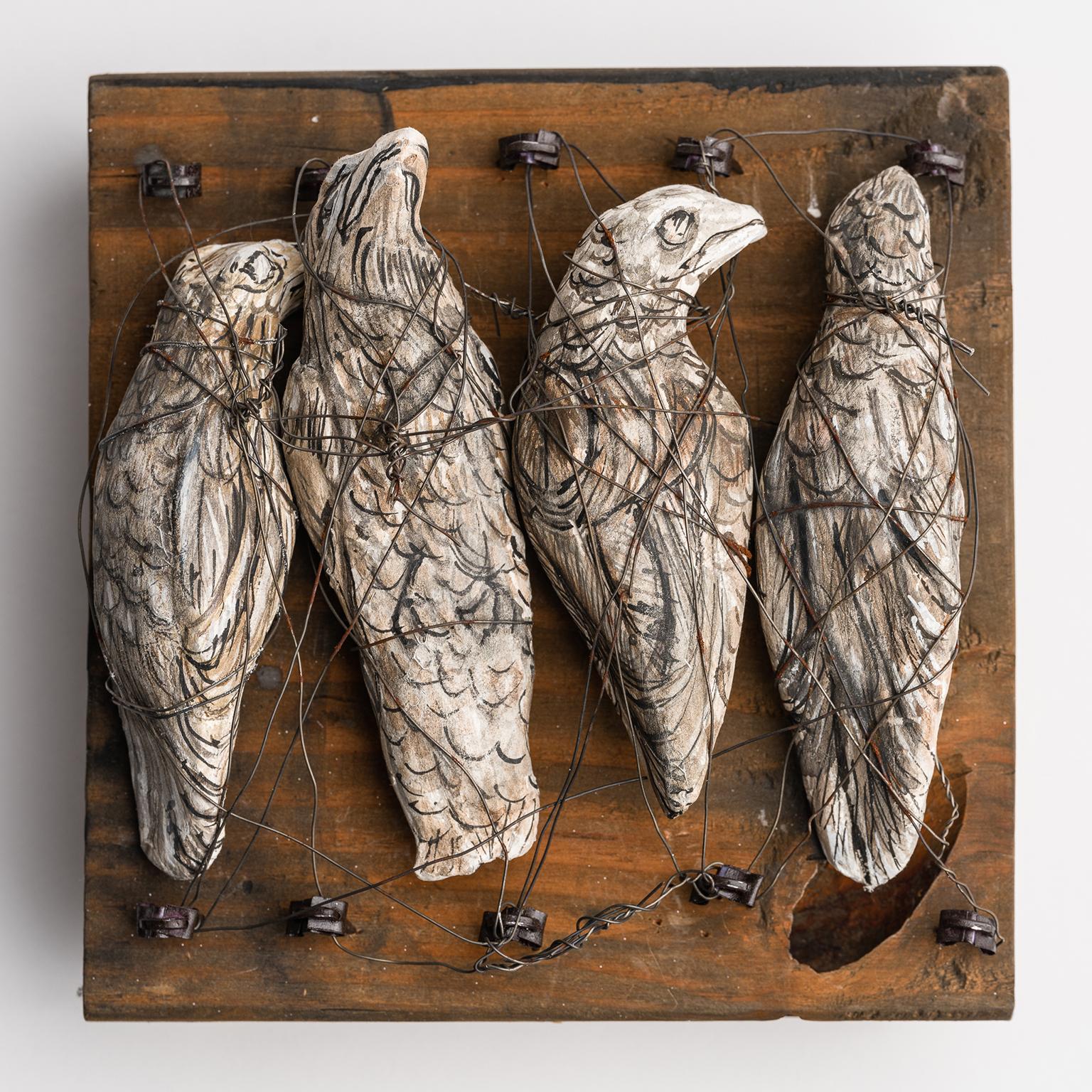 Scultura di uccelli su tavola di legno: 'Shanghaied'.