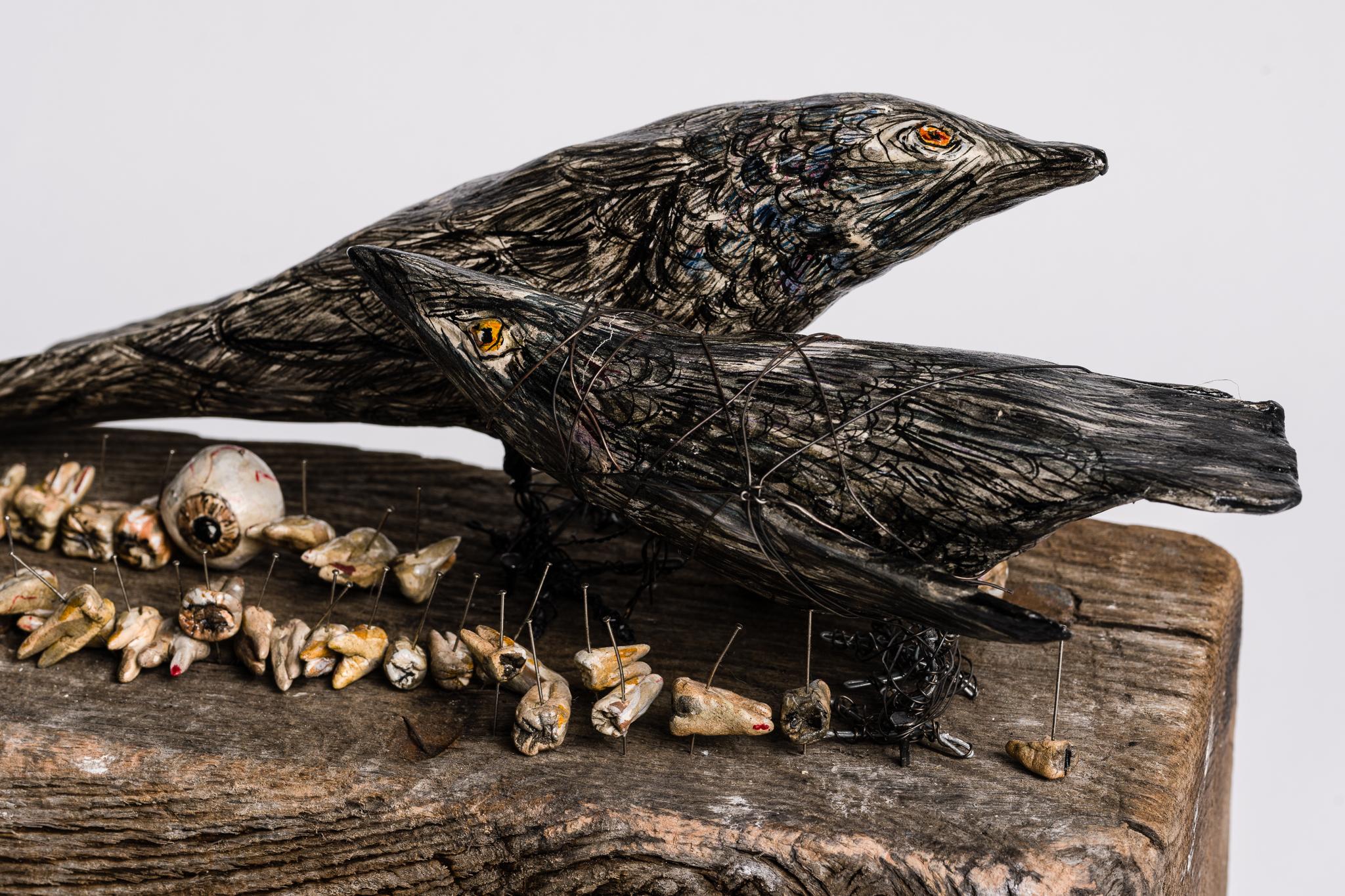 Sculpture d'oiseaux noirs et de parties du corps : « Lorsque les grappes ont pris le relais » - Noir Figurative Sculpture par Elizabeth Jordan