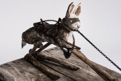 Skulptur eines Hares auf Holzsockels mit Maske auf: „Children 11“