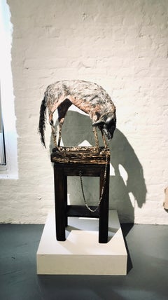 Skulptur eines Wolfes auf Holzsockel mit Kette: „Lasst uns gehen und lassen Sie Gott“