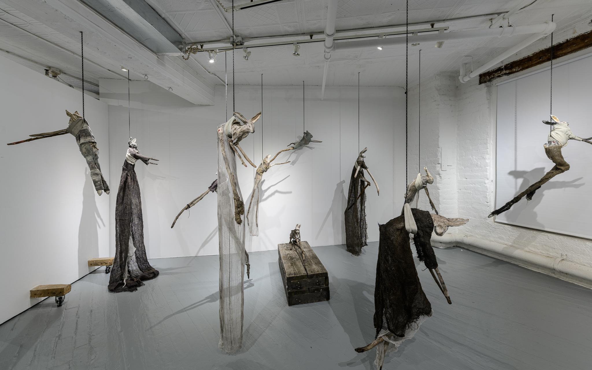 Elizabeth Jordan est une artiste qui travaille principalement dans le domaine de la sculpture et dont les œuvres utilisent de multiples matériaux pour produire des formes uniques et organiques. Outre ses expositions individuelles et collectives à la