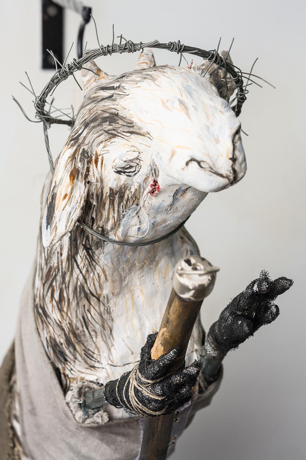 Hängeskulptur einer Ziege: „Jersey Devil IV“ – Sculpture von Elizabeth Jordan