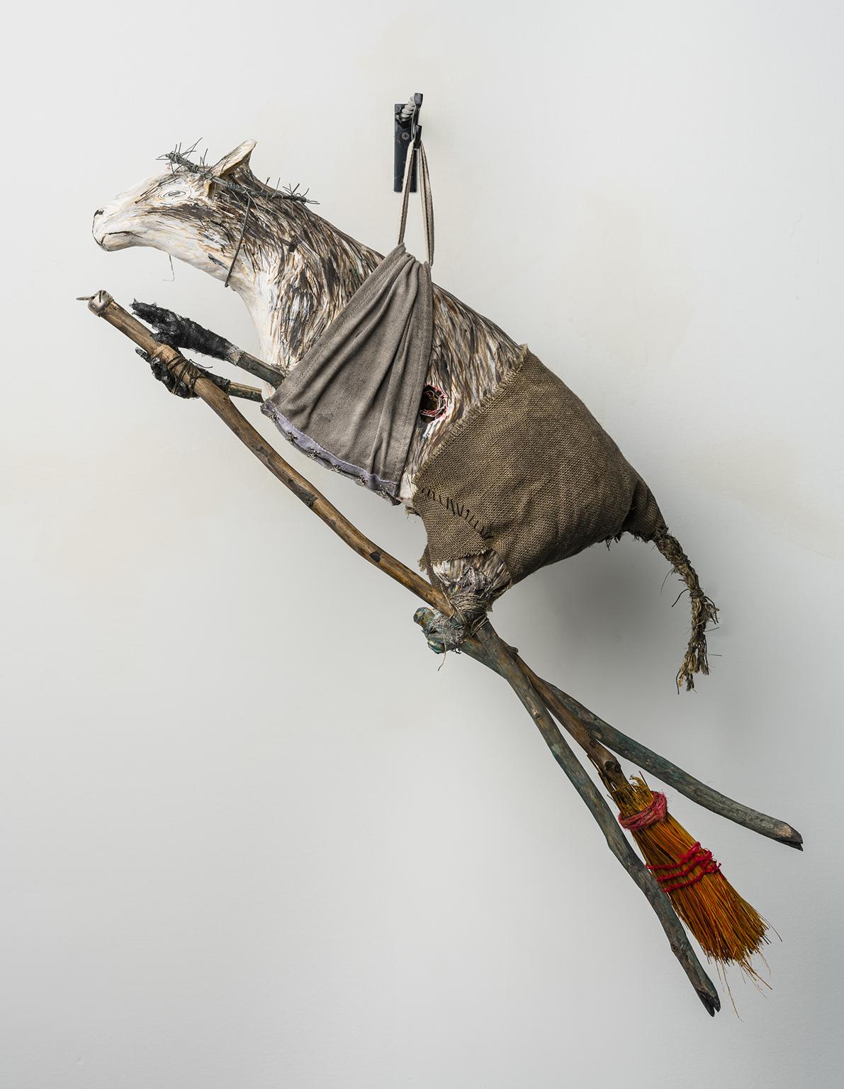 Elizabeth Jordan Figurative Sculpture – Hängeskulptur einer Ziege: „Jersey Devil IV“