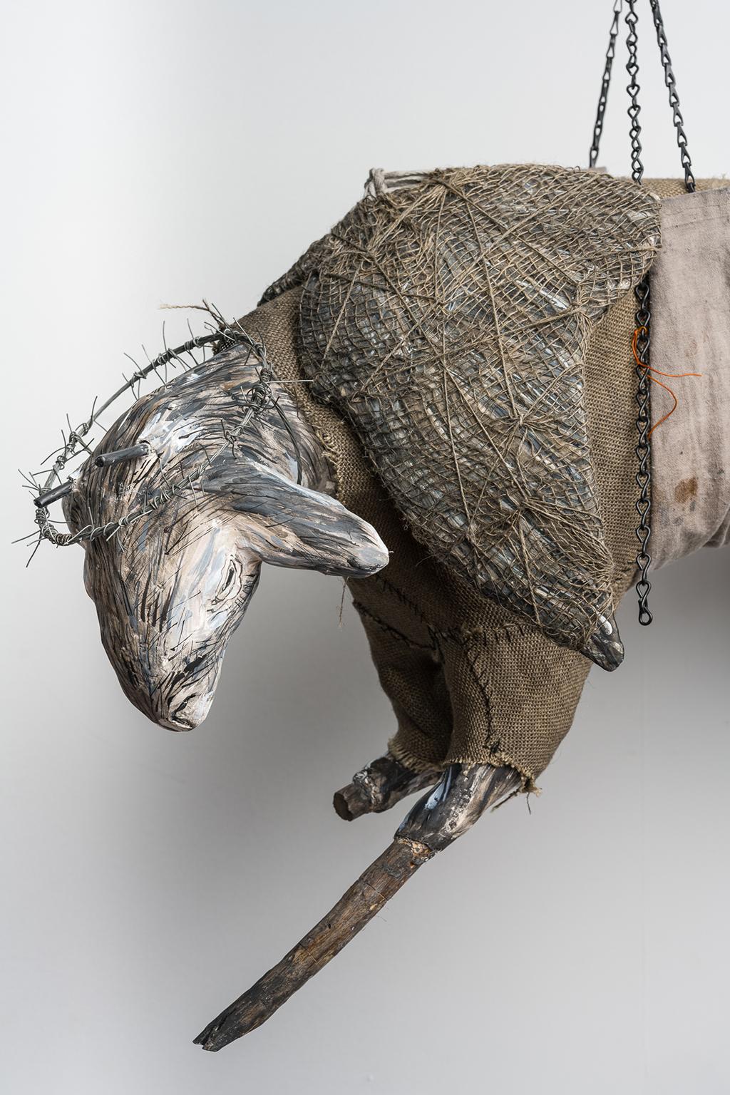 Hängeskulptur einer Ziege: „Jersey Devil V.“ – Sculpture von Elizabeth Jordan