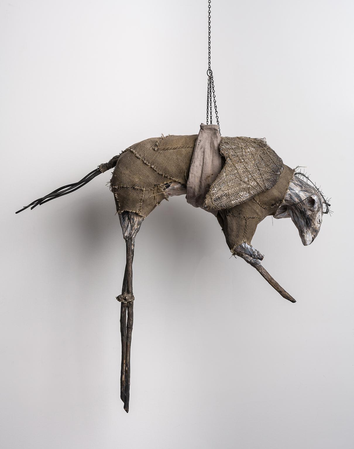 Elizabeth Jordan Figurative Sculpture – Hängeskulptur einer Ziege: „Jersey Devil V.“