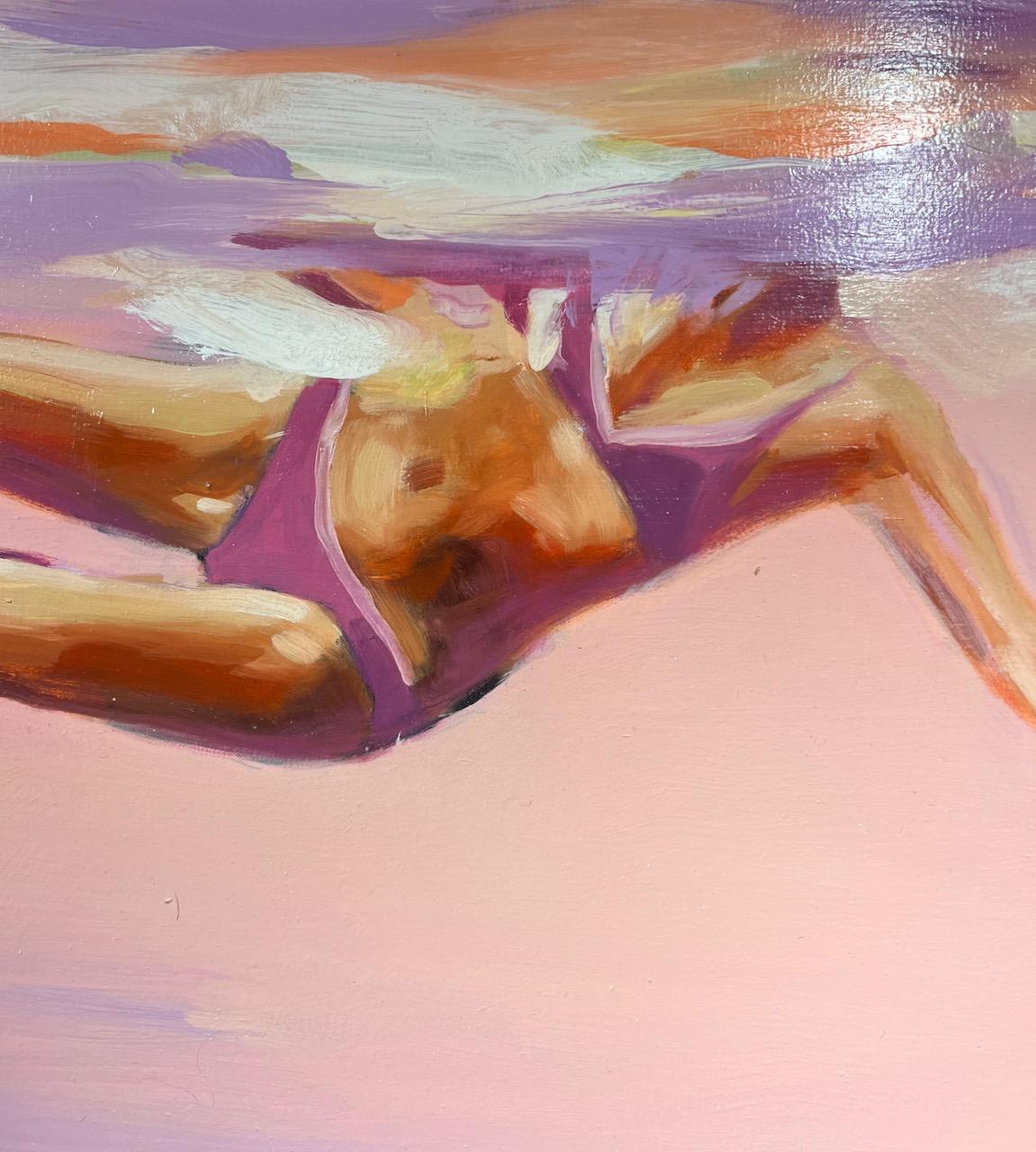 Abstraktes Ölgemälde „Paradise“ einer Frau, die über rosa und violettem Wasser schwimmt – Painting von Elizabeth Lennie
