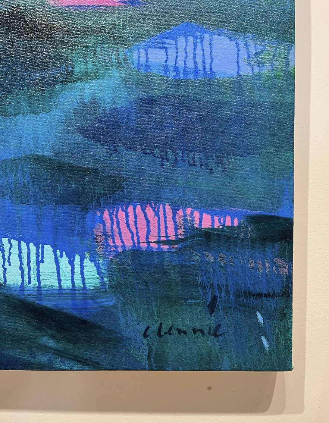 „Raven Haired Beauty“ abstrakte Darstellung einer Frau, die halb unter Wasser steht und wegweht (Abstrakt), Painting, von Elizabeth Lennie