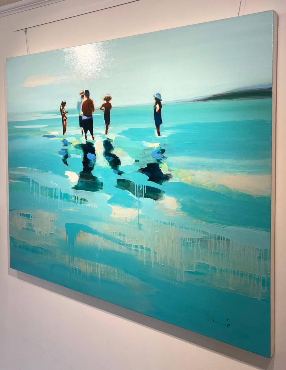 „Texting Sylvio“ Abstraktes Ölgemälde von Menschen, die in türkisfarbenem Wasser stehen – Painting von Elizabeth Lennie