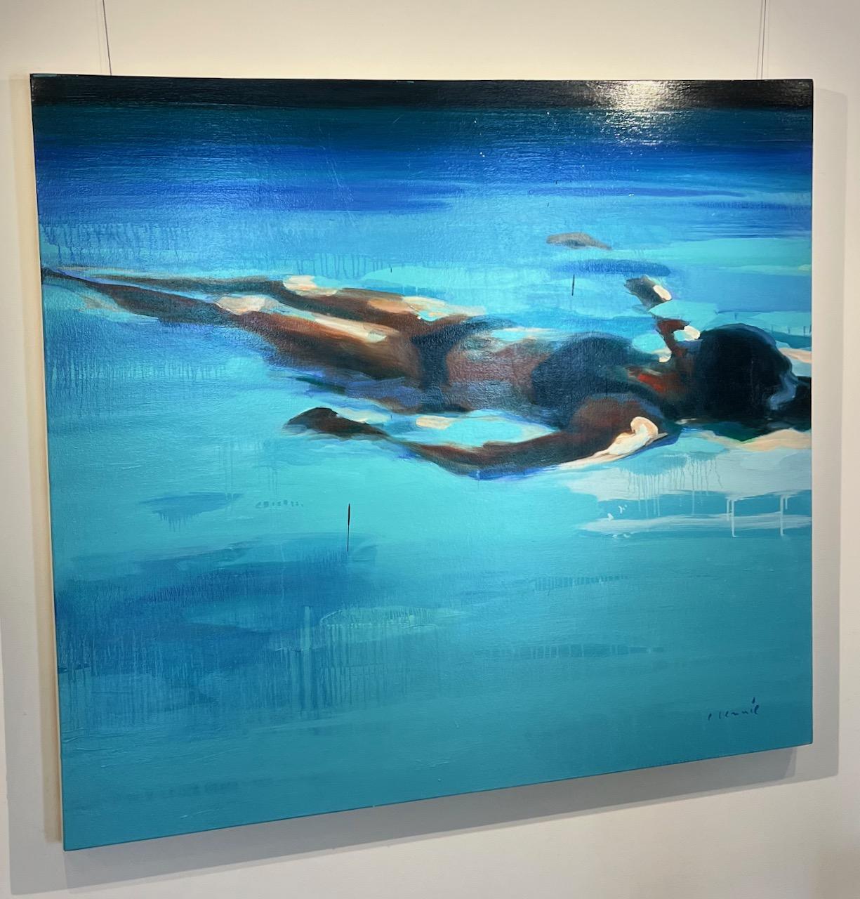 „The Pool at Night 4“, Ölgemälde einer Frau, die in türkisfarbenem Wasser schwebt – Painting von Elizabeth Lennie