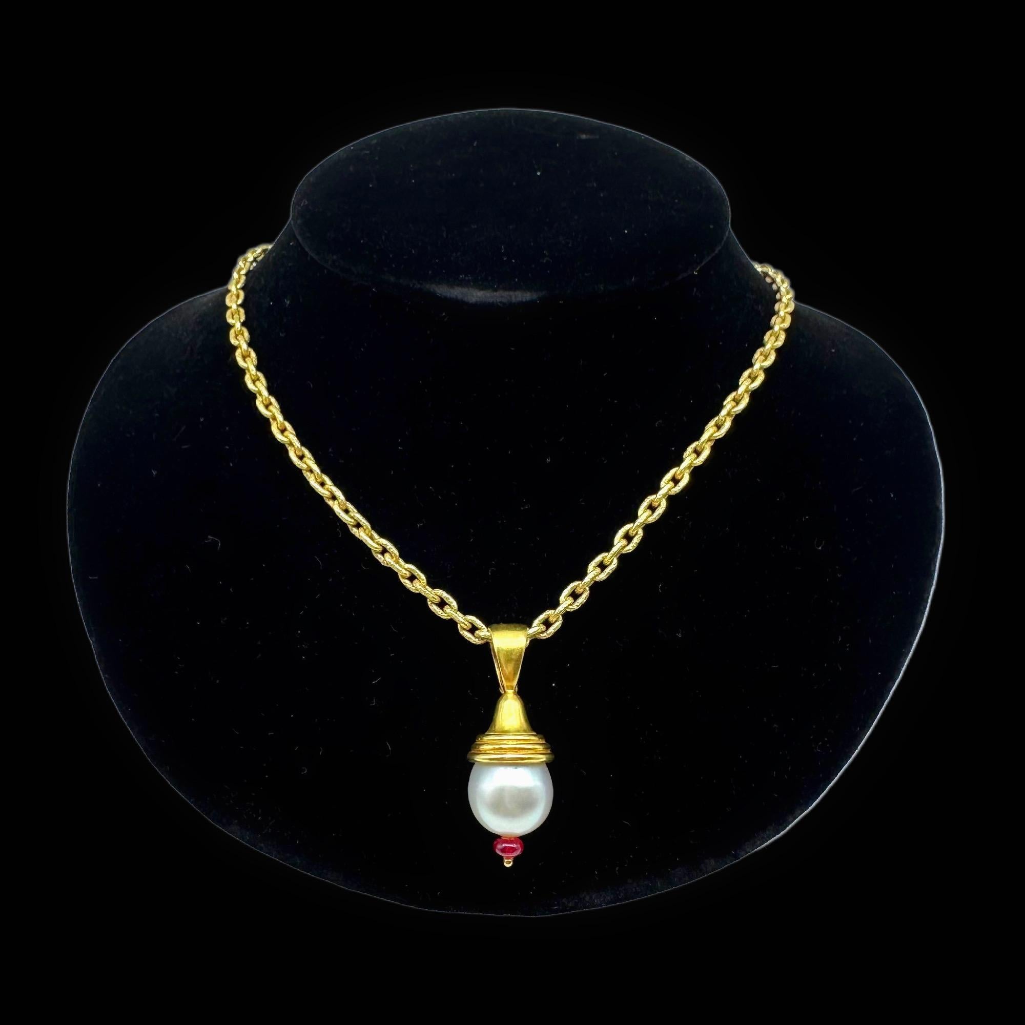 Elizabeth Locke South Sea Pearl & Venetian Glass Pendant
Style:  Pendant
Metal:   19K Hammered Yellow Gold
Size:  15 MM Pearl
Measurements:  1.5' Inches X 1/2' Inch Wide 
Hallmark:  EL 19K
Includes:  Elegant Pendant Box
Retail:  $4,950

THIS IS FOR