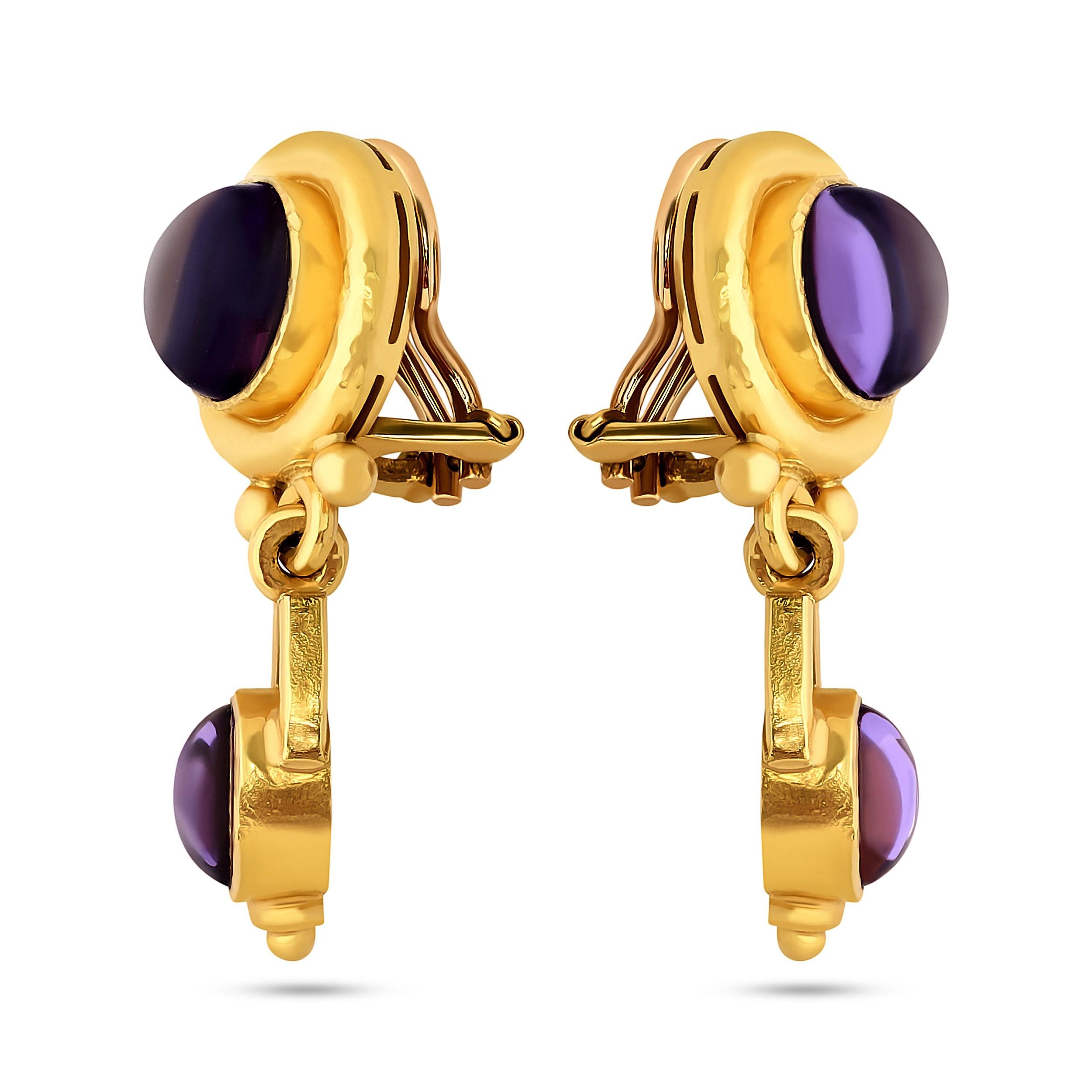 Questi eleganti orecchini di Elizabeth Locke presentano una splendida combinazione di ametista e madreperla, incastonata in una delicata montatura in oro giallo 18 carati. I colori e le texture contrastanti creano un pezzo di grande impatto visivo e