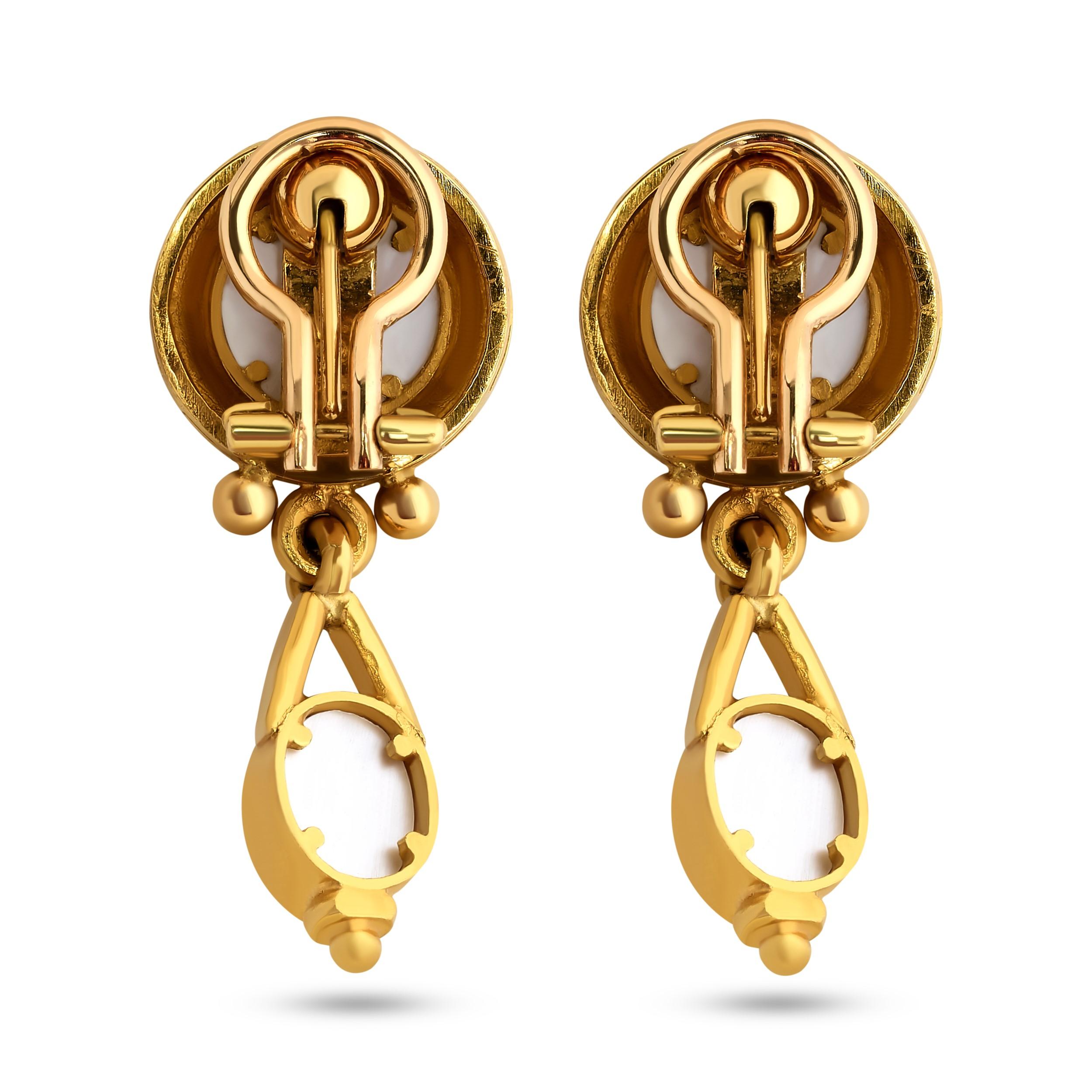 Cabochon Orecchini a goccia di ametista e madreperla in oro giallo 18 carati di Elizabeth Locke in vendita