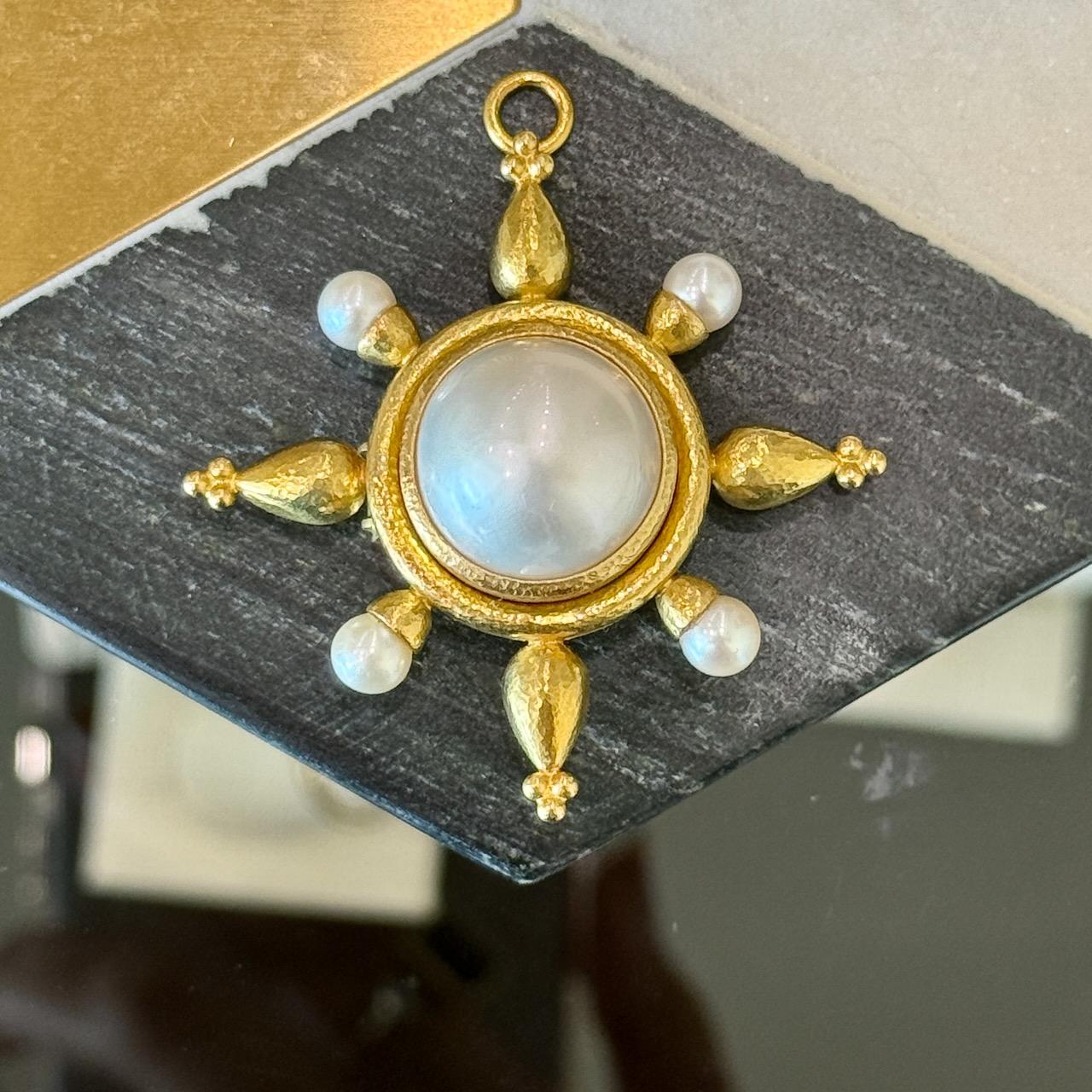 Elizabeth Locke Pendentif / Broche en or 18kt en perles de Mabe avec attache pliable 
2,25 pouces de long, y compris la cale
1.75 pouces de large
17,1 grammes


 Nous garantissons qu'il s'agit de l'authentique Elizabeth Locke à 100%.

Nous