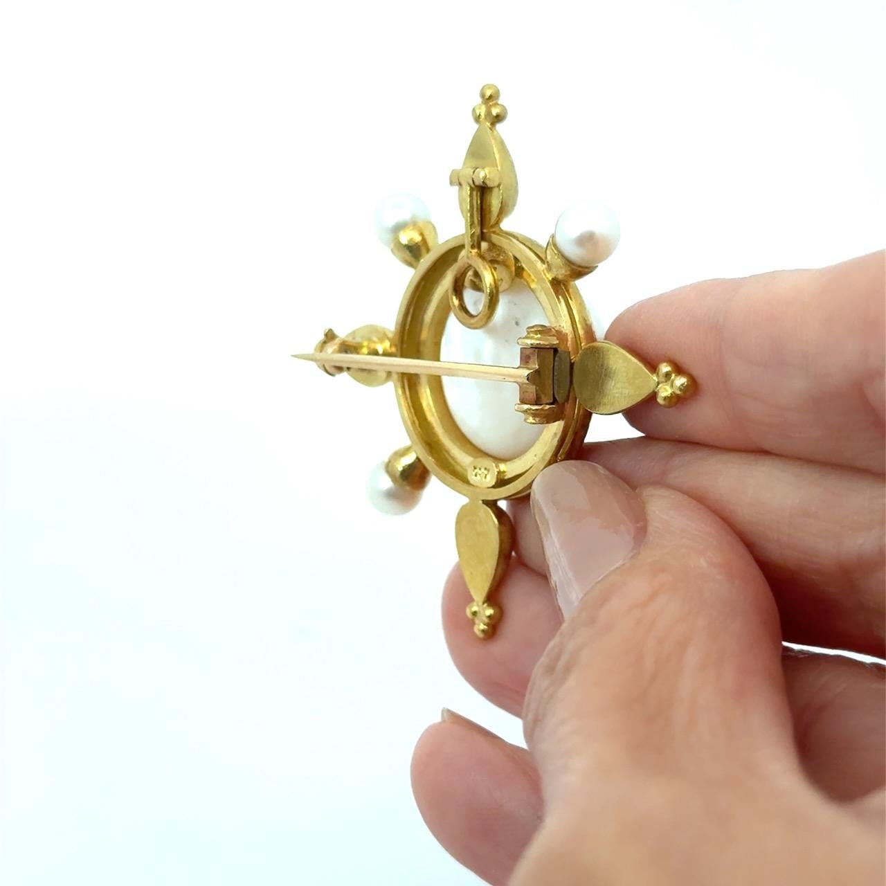 Elizabeth Locke, or 18K, pendentif / broche en perles de Mabe avec boucle repliable en vente 4