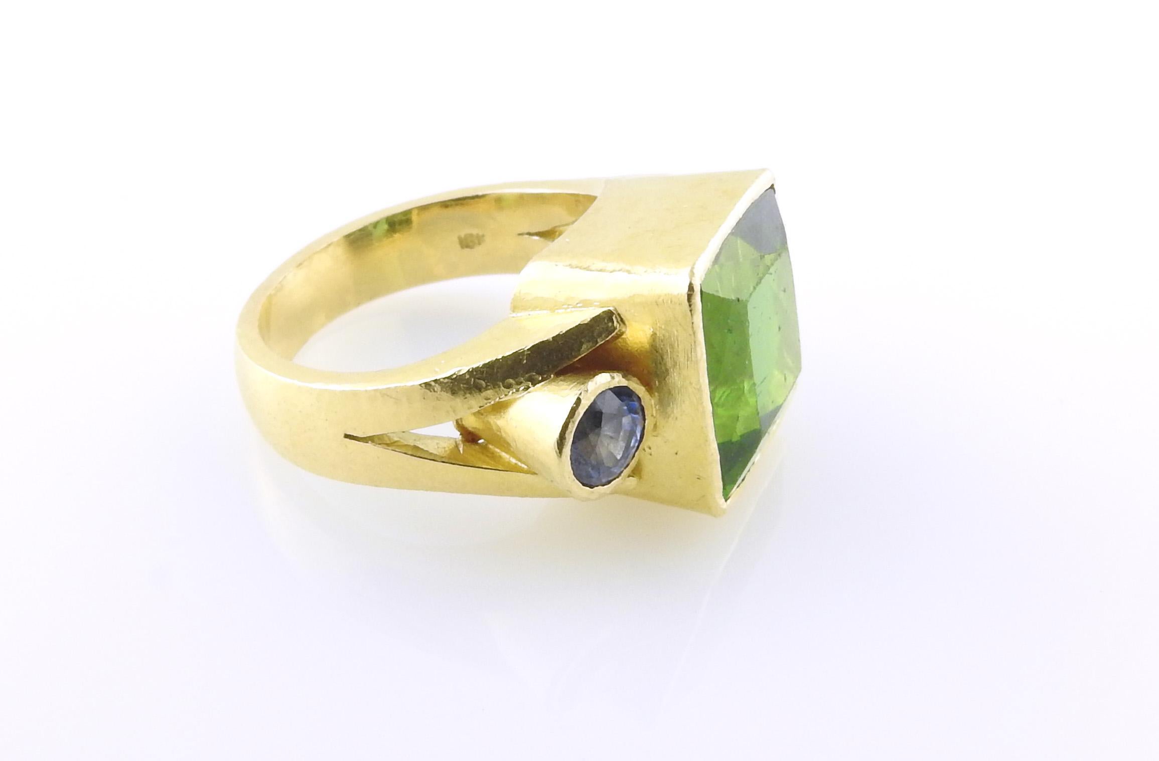 Elizabeth Locke 18K Hammered Yellow Gold Green Tourmaline and Sapphire Ring 5.75 In Good Condition In Washington Depot, CT