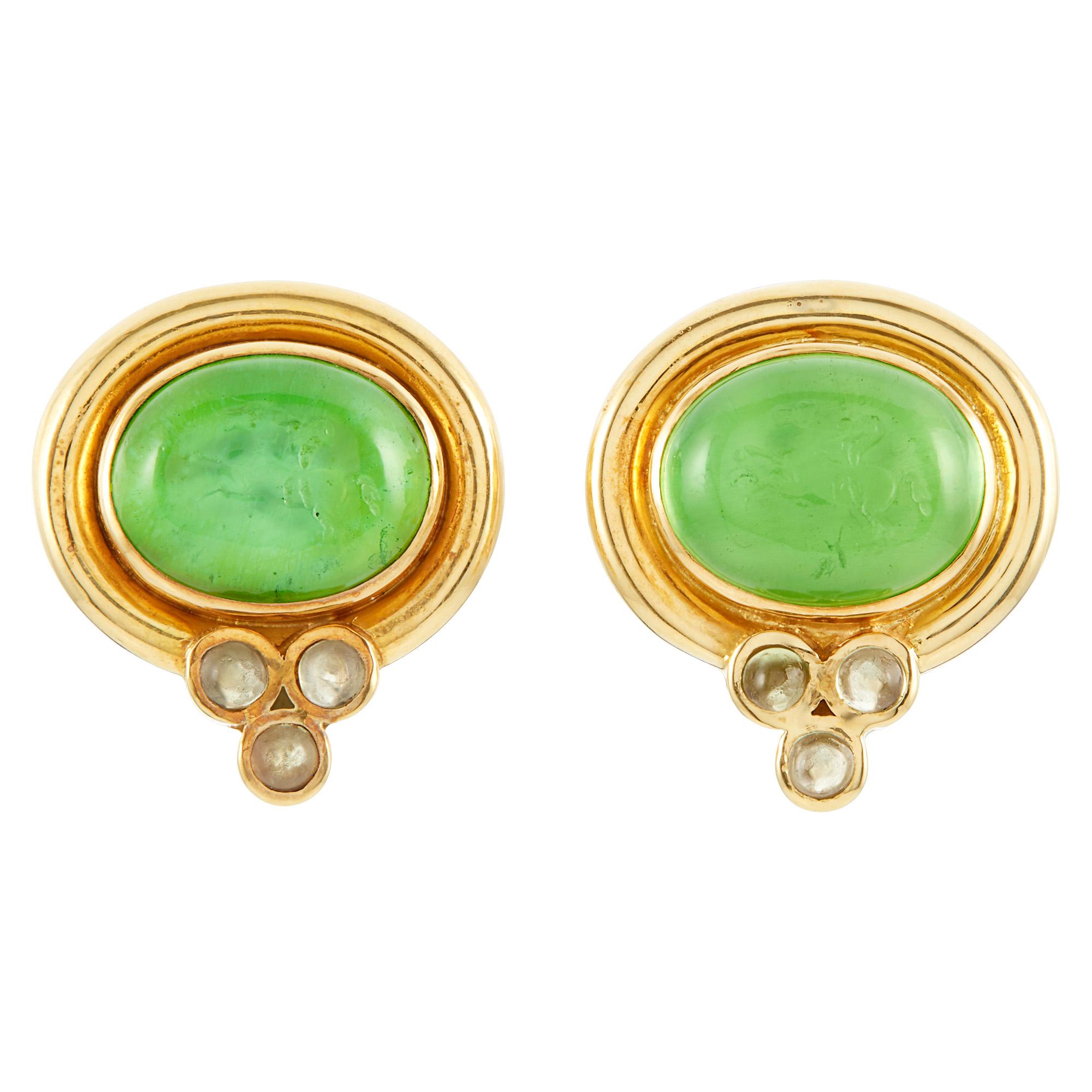 Moderne Elizabeth Locke, boucles d'oreilles en or jaune 18 carats avec intaille en verre vert et péridots en vente
