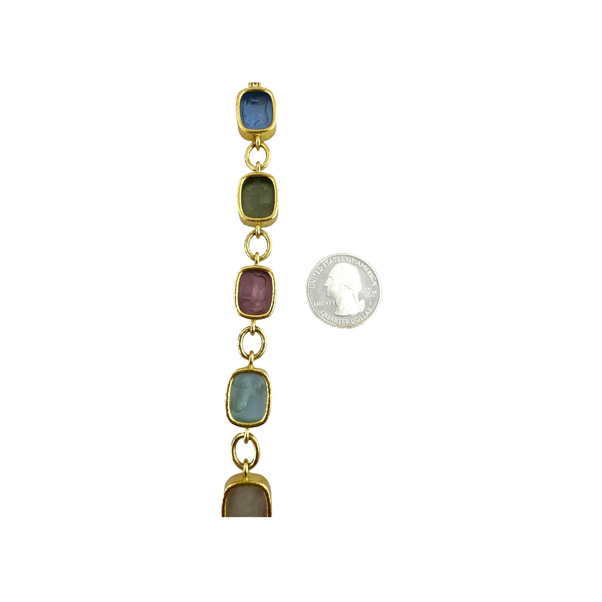 Elizabeth Locke: Elizabeth Locke Armband aus 18 Karat Gelbgold mit Intaglio-Glas „Antique Animals“ 6
