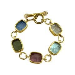 Elizabeth Locke 18 Karat Gelbgold Intaglio-Glas-Armband „Antique Animals“