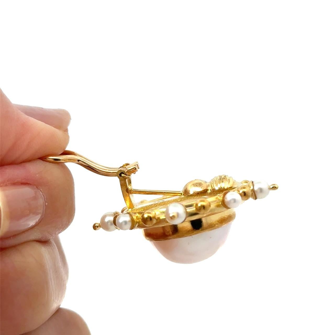 Orecchini di perle Mabe in oro 18KT Elizabeth Locke in vendita 6