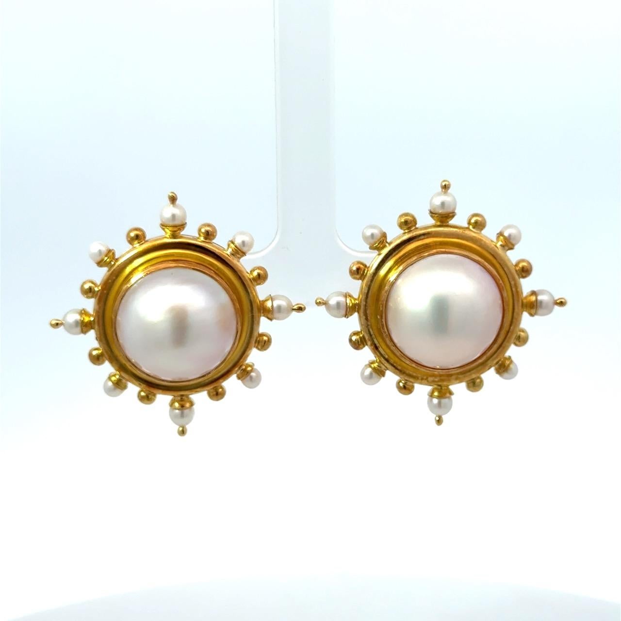 Gli splendidi orecchini di Elizabeth Locke
Perle Mabe cabochon rotonde con perle più piccole
1,5 pollici di larghezza 
Le aste pieghevoli e le clip Omega possono essere indossate sia come piercing che come clip.
26,3 grammi di oro giallo
