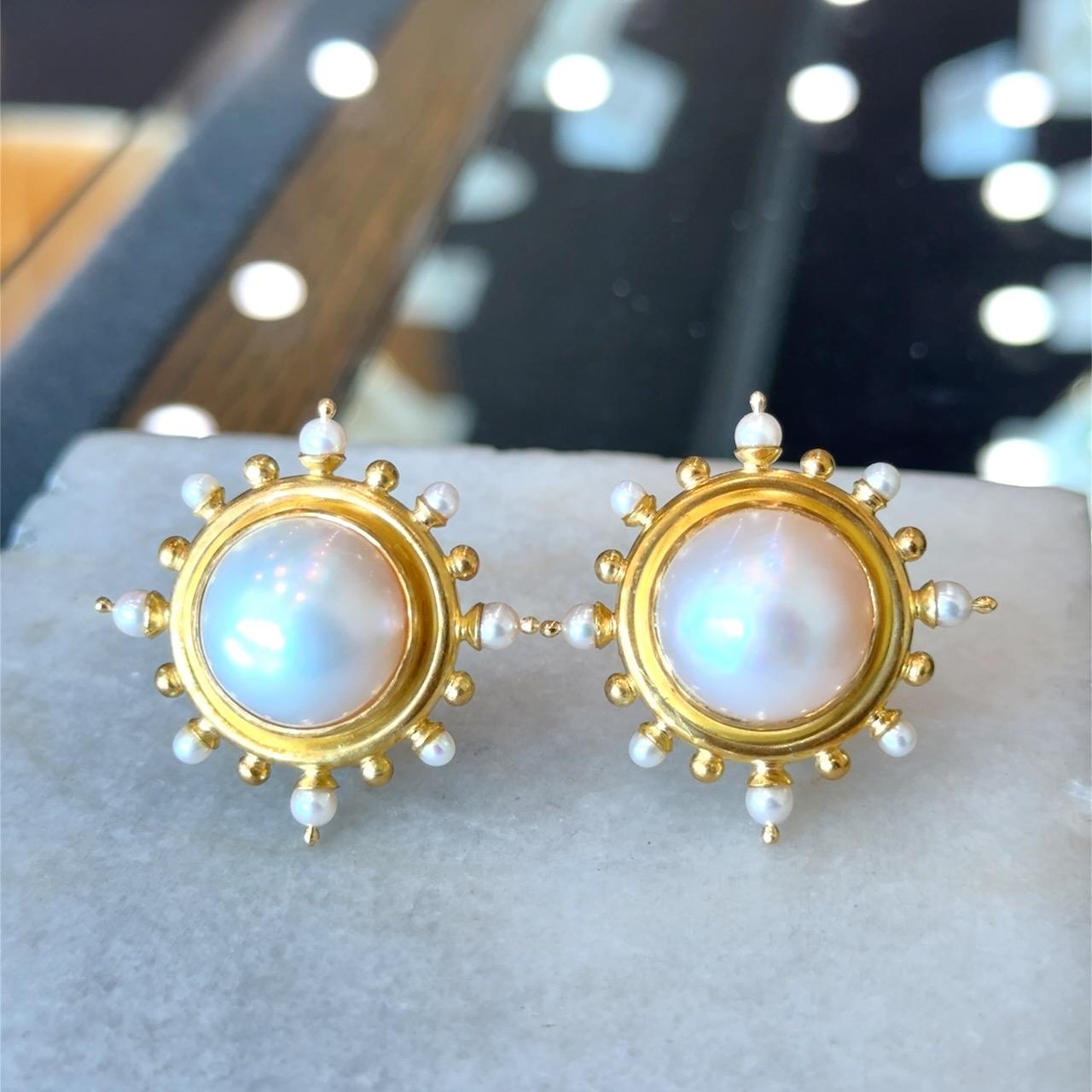 Taglio rotondo Orecchini di perle Mabe in oro 18KT Elizabeth Locke in vendita