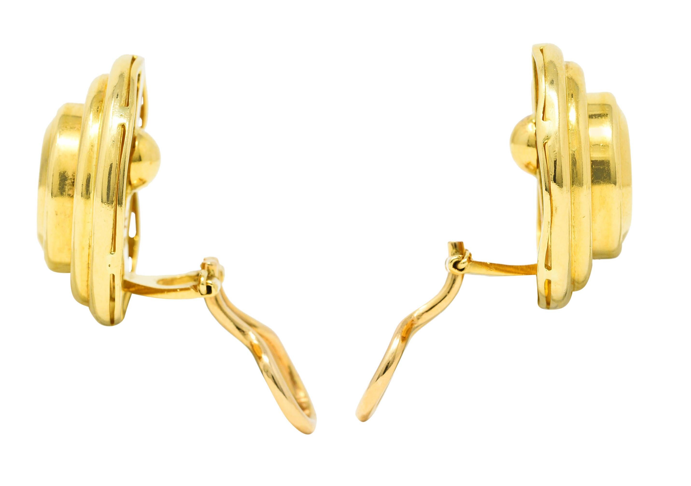 Elizabeth Locke 19 Karat Gelbgold Fliegen-Intaglio-Ohrringe mit Kreis-Schmetterling im Zustand „Hervorragend“ in Philadelphia, PA