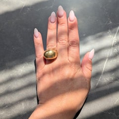 Elizabeth Locke, anello vintage a cupola martellato in oro giallo 19 carati, anni '80