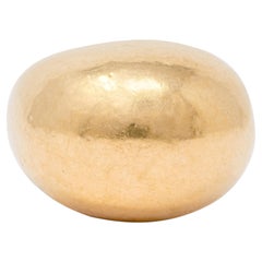 Elizabeth Locke, anello vintage a cupola martellato in oro giallo 19 carati, anni '80