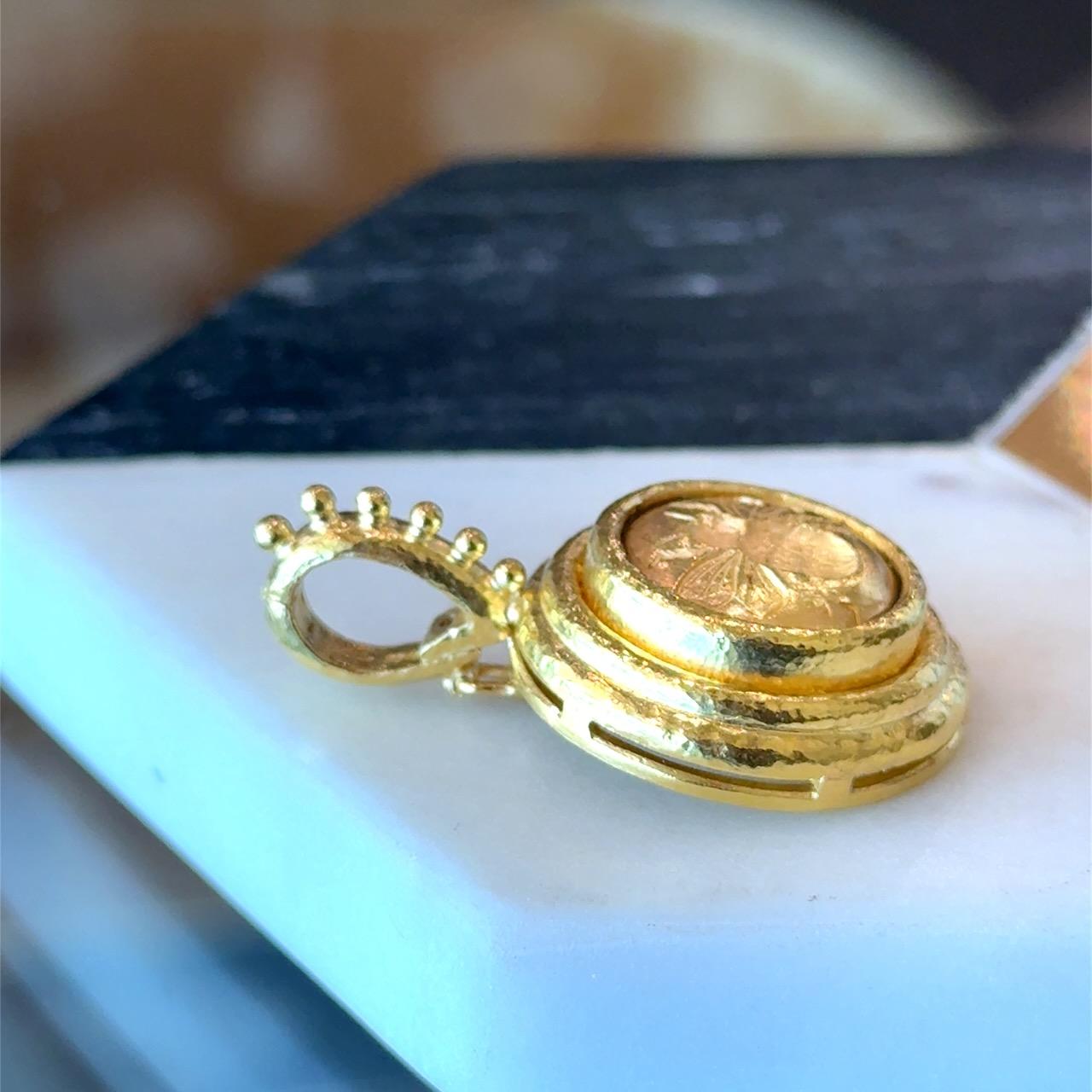 Pendentif abeille en or 19K d'Elizabeth Locke Unisexe en vente