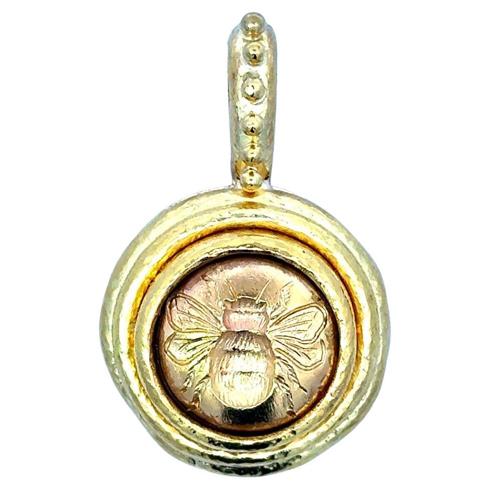 Elizabeth Locke Pendentif abeille en or 19kt
22.5 mm
Le fermoir est un exhausteur qui s'ouvre et se ferme 
12.4 grammes  

 
Nous garantissons qu'il s'agit de l'authentique Elizabeth Locke à 100%.