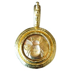 Pendentif abeille en or 19K d'Elizabeth Locke