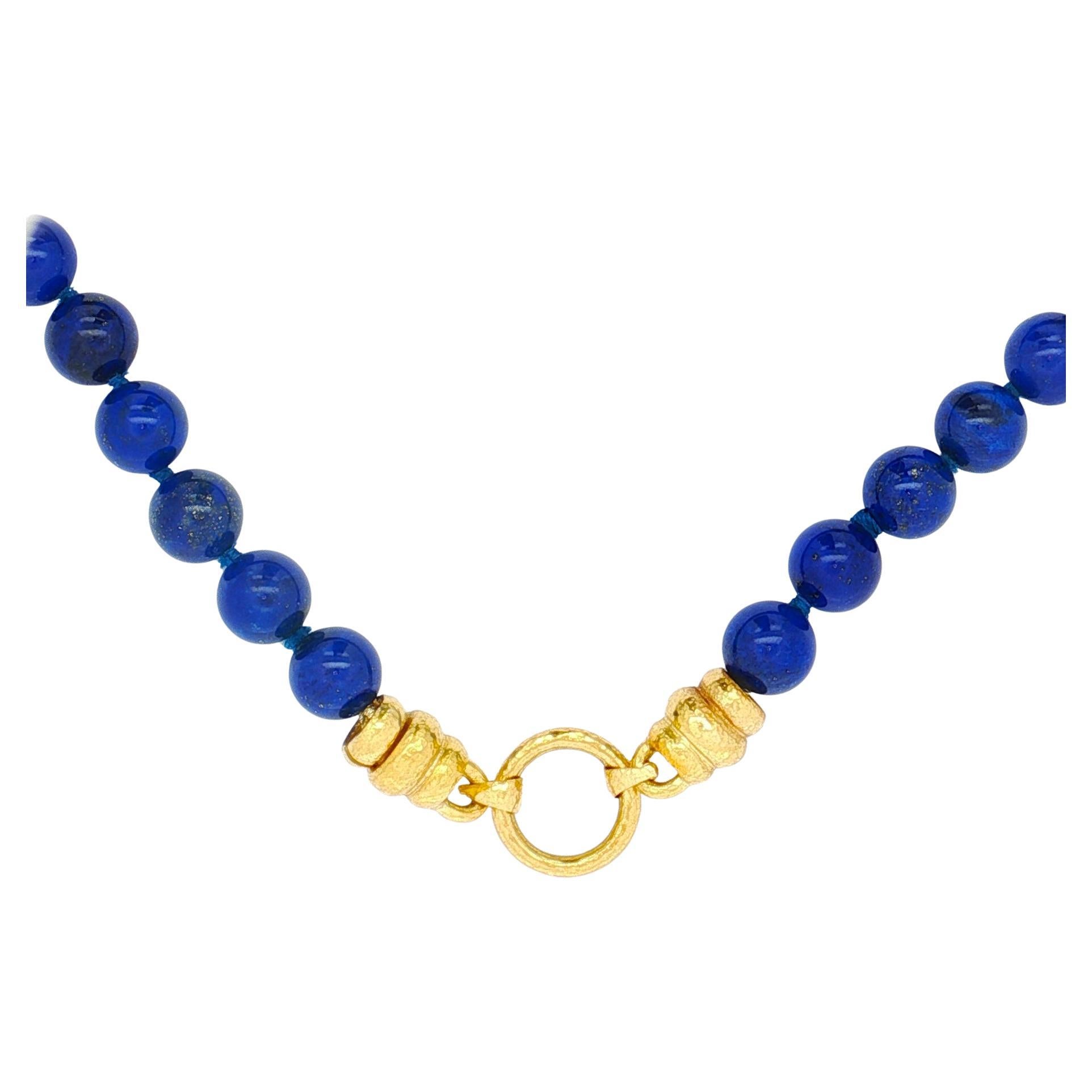 Questa classica collana di Elizabeth Locke presenta perle di lapislazzuli da 10 mm riccamente colorate, perfettamente abbinate per profondità e brillantezza. Il filo misura 17 pollici di lunghezza ed è rifinito con il caratteristico fermaglio