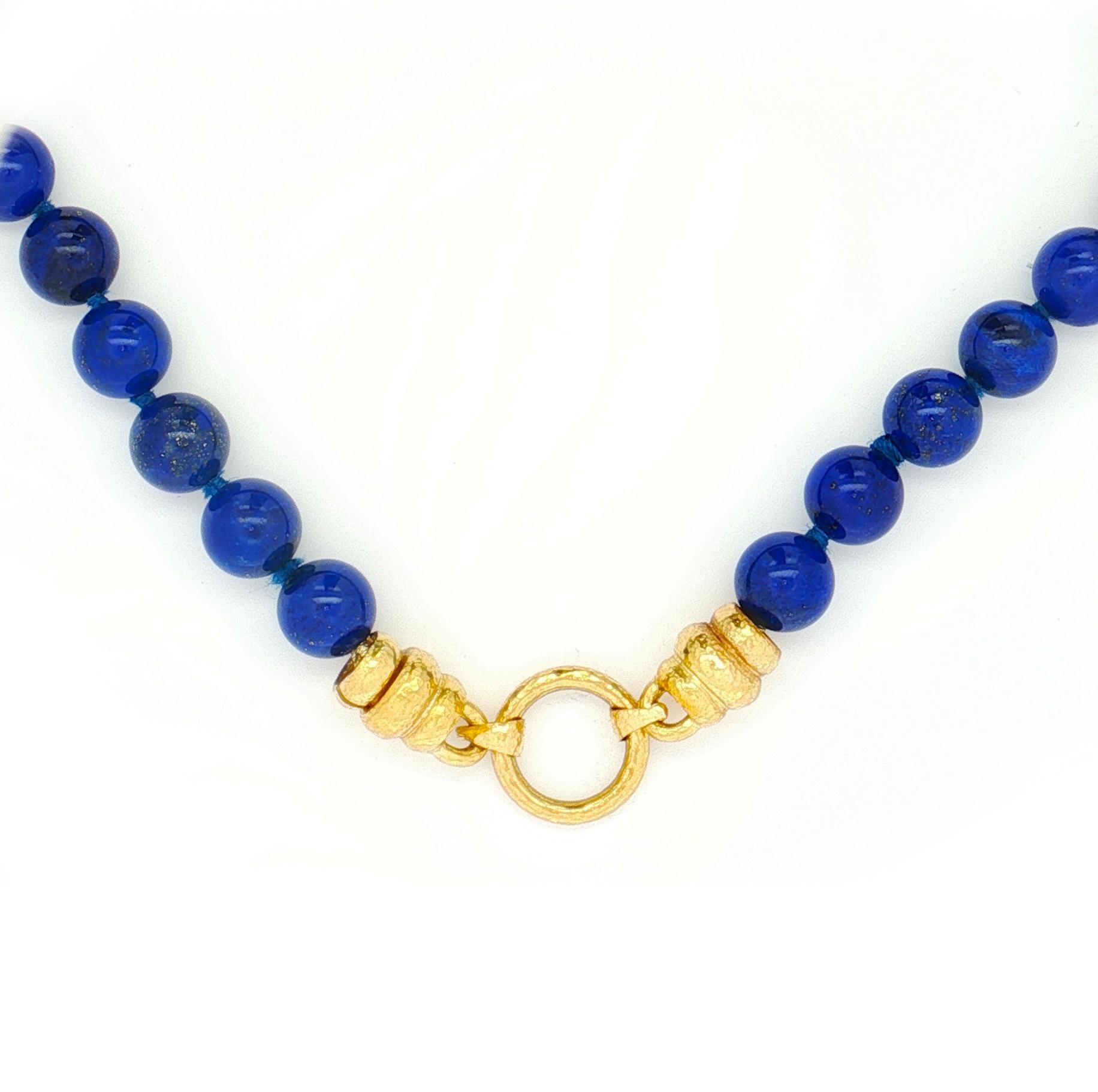 Perlina Collana di Lapis in oro 19 carati con chiusura Martine martellata di Elizabeth Locke in vendita