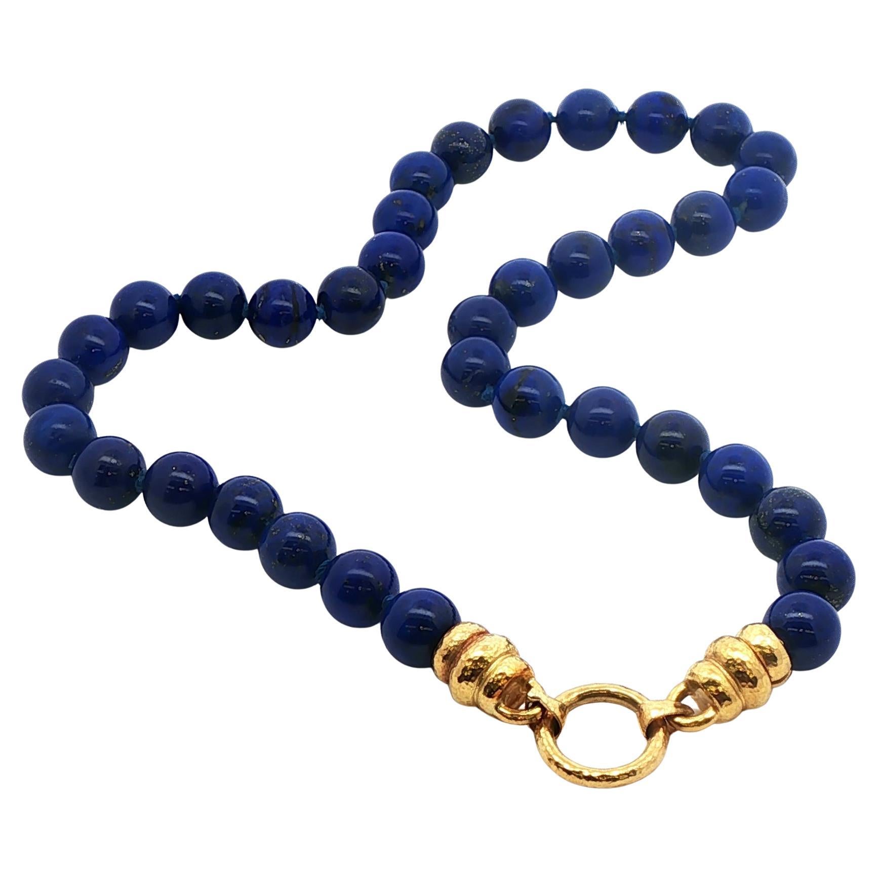 Collana di Lapis in oro 19 carati con chiusura Martine martellata di Elizabeth Locke in vendita