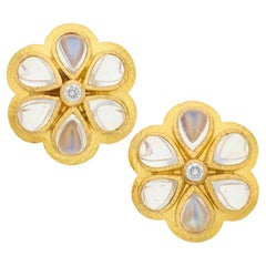 Pendientes Elizabeth Locke de oro de 19k con piedra de luna y acentos de diamante de 0,20 ct