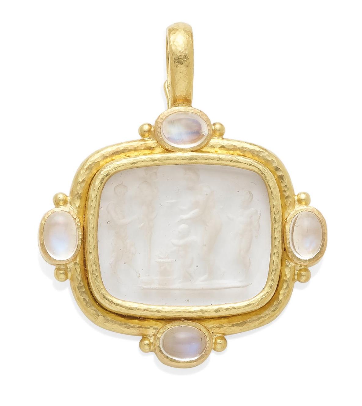 Marca: Elizabeth Locke
Compuesto de cristal veneciano, revestido de nácar y enriquecido con piedras lunares talla cabujón
Montado en oro de 19 quilates
Peso bruto: 22.7 gramos
Dimensiones: 1.9
