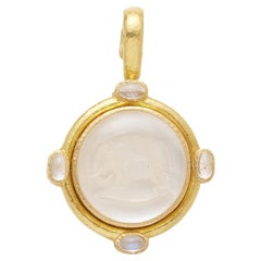 Colgante elefante calcográfico de vidrio veneciano y piedra de luna de oro de 19k Elizabeth Locke