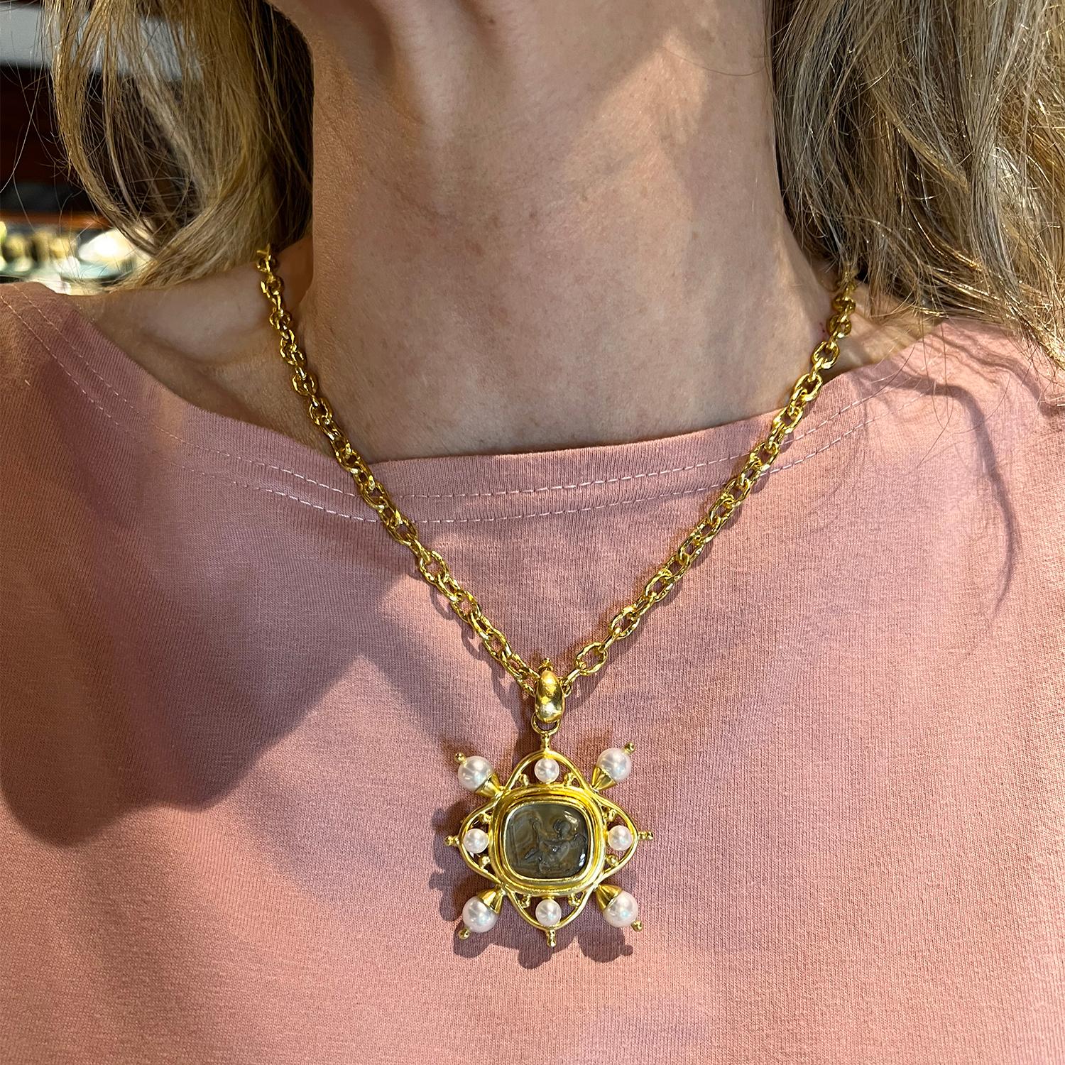 This Elizabeth Locke 19k yellow gold, Venetian glass and pearl pendant is an exquisitely crafted piece of jewelry that seamlessly combines timeless elegance with contemporary design. The stunning pendant is created from solid 19k yellow gold and