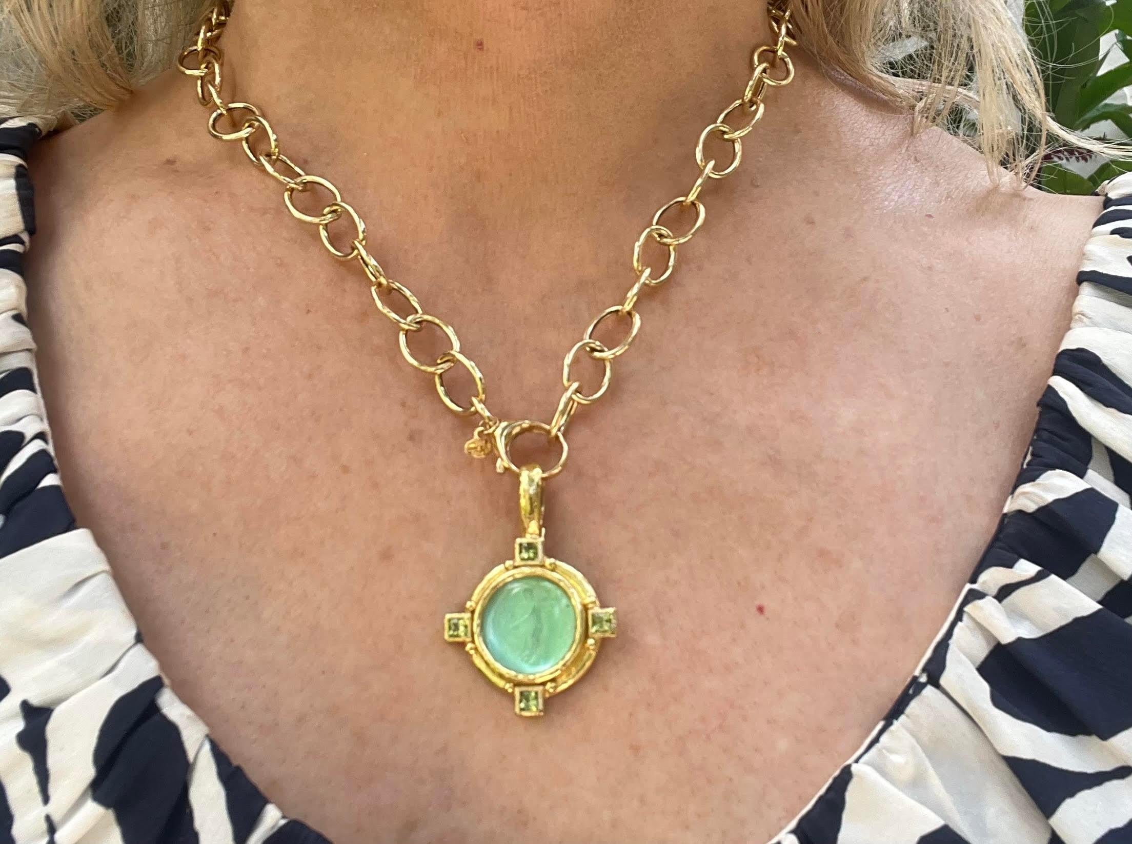 Donna Ciondolo con peridoto in vetro veneziano verde di Elizabeth Locke in oro 19k