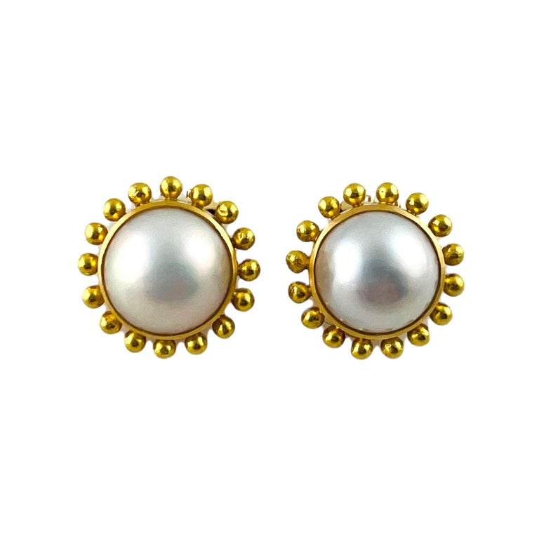 Elizabeth Locke 19K Hammered Yellow Gold Mabe Pearl Earrings

These beautiful Elizabeth Locke earrings are set in 19K hammered yellow gold.

Each earring features a round white mabe pearl approx. 12mm in diameter.

Each earring is approx. 19mm in