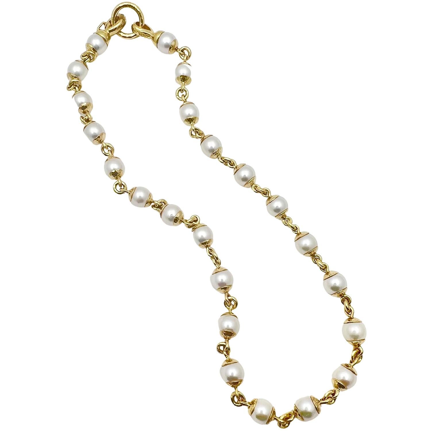 Elizabeth Locke necklace in 19 karat yellow gold, featuring twenty-three 8-8.5mm cultured Akoya pearls with polished gold connecting links as well as hammered finish gold end caps on the pearls.  Larger circular gold clasp ring with fold-over safety