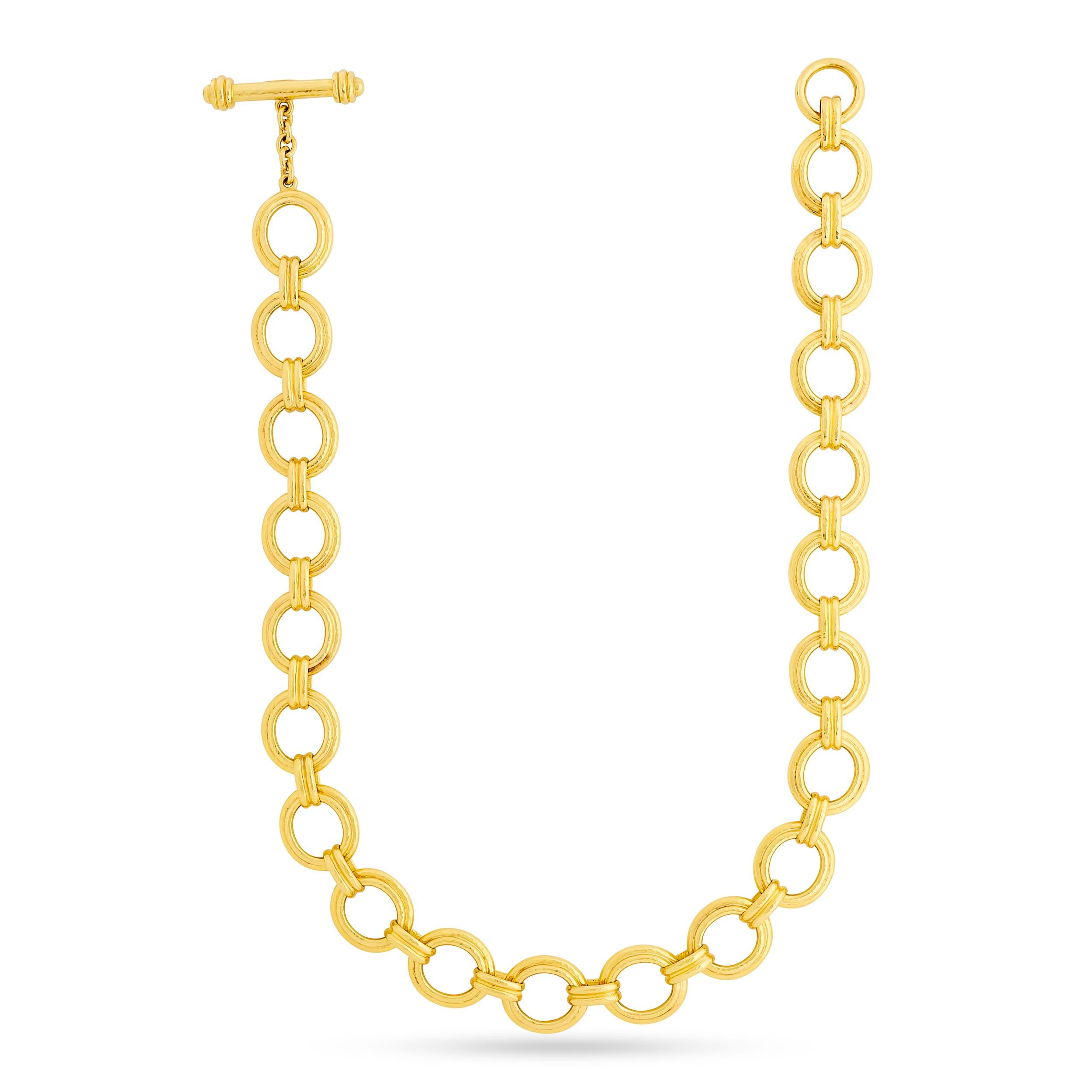 Réalisé en or jaune riche de 19 carats, ce collier Eleg se compose d'une série de maillons ronds texturés, créant une chaîne à la fois substantielle et élégante, sécurisée par un fermoir à bascule emblématique.

Chaîne de 17