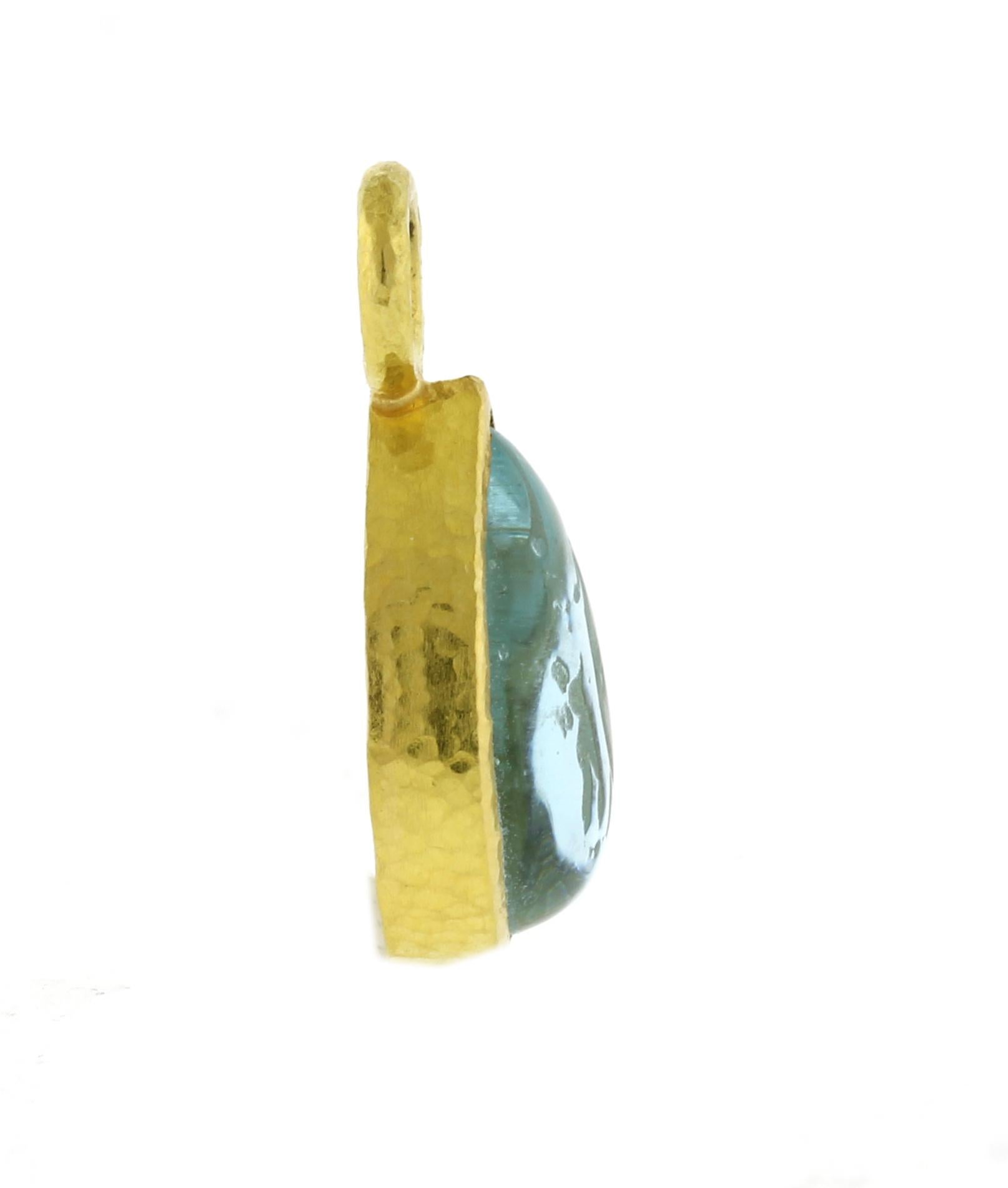 L'Elizabeth Locke 19kt Aqua Venetian Glass Intaglio Drop è un pezzo straordinario che combina una squisita maestria con un'eleganza senza tempo. Caratterizzata da un'incisione in vetro veneziano azzurro, questa goccia è splendidamente supportata da
